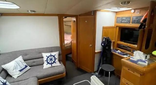 Luxury boat, Book Hotel Chertsey Surrey, near Thorpe Park
