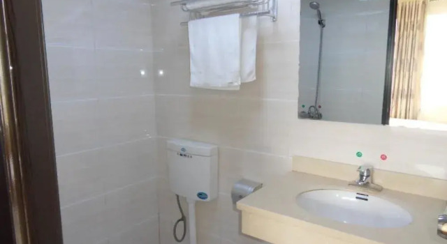 Yilv Sunshine Business Hotel, Prenota Hotel Hotel a Enshi Prefecture con parcheggio, Parcheggio