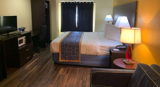 Двухместный номер Standard Days Inn & Suites by Wyndham Tampa/Raymond James Stadium