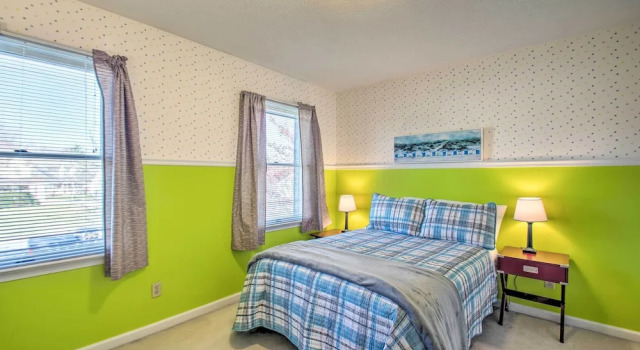 Central Harrisonburg Home w/ Fenced-in Yard!, Забронировать Отель Отели Харрисонбург 3 звезды, рядом с Putter-A-Round Mini Golf, 3*