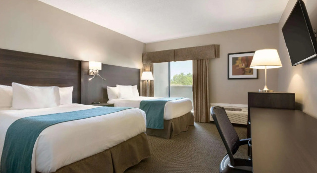 Четырёхместный номер Standard Travelodge Kingston LaSalle Hotel