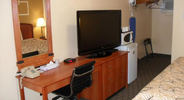 Четырёхместный номер Standard Forest Plaza Motel