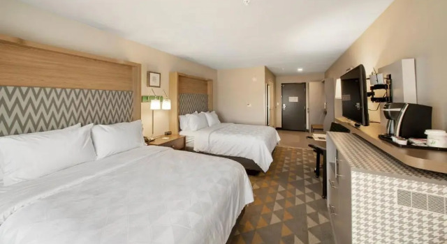 Четырёхместный номер Standard Holiday Inn & Suites Decatur-Forsyth by IHG