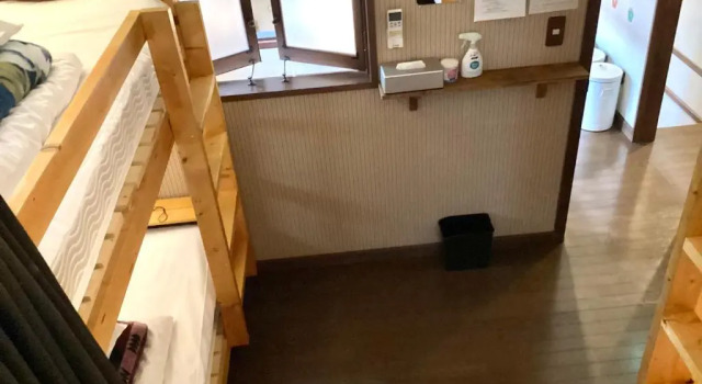 Кровать в общем номере IZA Kamakura Guest House and Bar