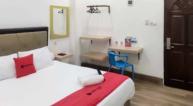 RedDoorz Plus @ Jalan Veteran Palembang, Boek Hotel Palembang Sumatra