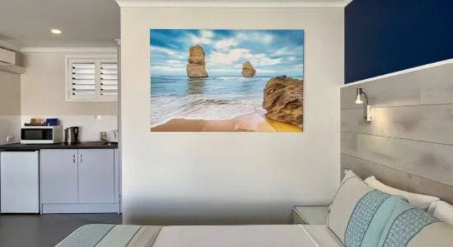 Кровать в общем номере Apollo Bay Waterfront Motor Inn