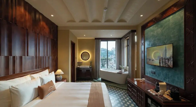 Люкс с балконом и с видом на город The Mist Boutique DaLat Hotel
