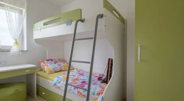 Comfortable Family Apartment Near the sea With Airconditioning, Wifi, and Parking, Prenota Appartamento Valbandon Istria