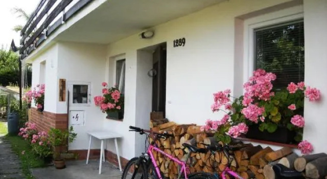 Apartment Red Tree, Buchen Sie Ferienwohnung Vrchlabí Region Königgrätz.