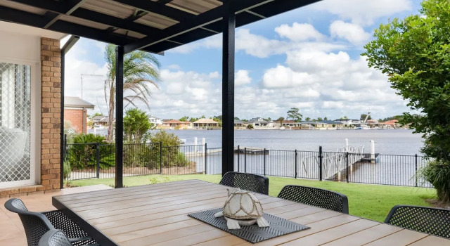Коттедж 21 Melaleuca Drive - Waterfront - Pet Friendly - Stone Real Estate Yamba