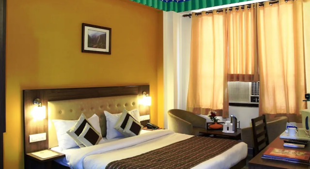 Двухместный номер Deluxe с балконом и с видом на город Inn Tawang Near B L Kapoor Hospital A Well Hygiene Hotel