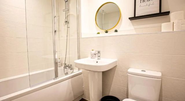 Апартаменты Penthouse Apartment - City Centre - Free Parking, Balcony, Fast Wifi and Smart TV with Netflix by Yoko Property