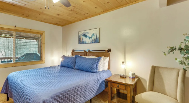 < 1 Mi to Lake Blue Ridge: Forest-view Gem w/ Deck, Book Feriehus Sommerhuse i Morganton, Hytte