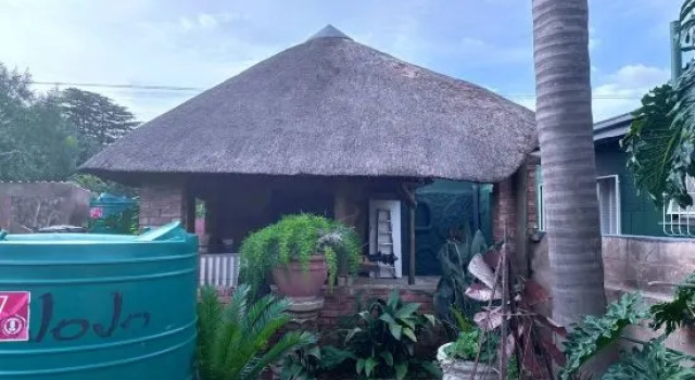 Apartment 3 - Private, Pet-Friendly Apartment in Roodepoort with Pool Access