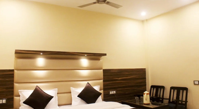 Номер Royal Perfectstayz Premium Ganga Heights - Ganga View rooftop cafe