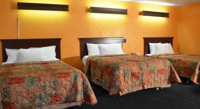 Трёхместный номер Deluxe Economy Inn Bluefield