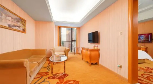 Люкс Deluxe Vienna International Hotel (Guiyang Yunyan District Century Jinyuan Shopping Center)