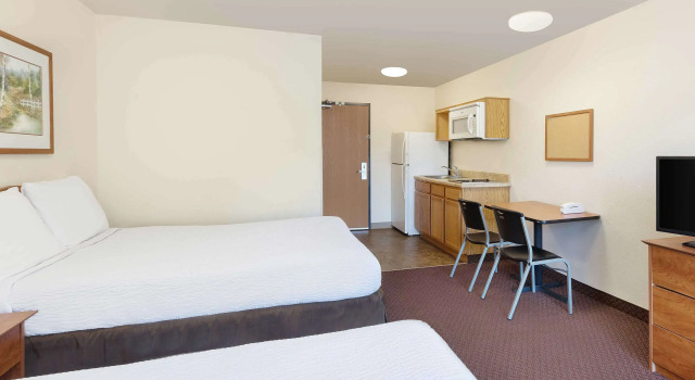 Четырёхместный номер Standard WoodSpring Suites Tyler Rose Garden