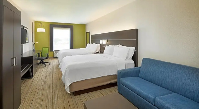 Четырёхместный люкс Holiday Inn Express Hotel & Suites Port Richey by IHG