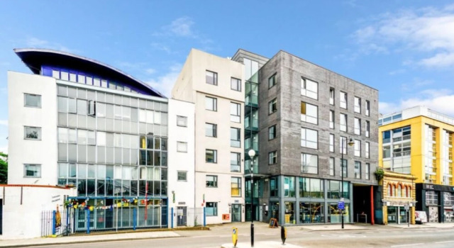 Modern 4 Bedroom Canal-side North London Flat