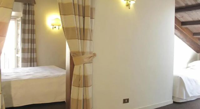 Четырёхместный номер Hotel Albergo Santa Chiara