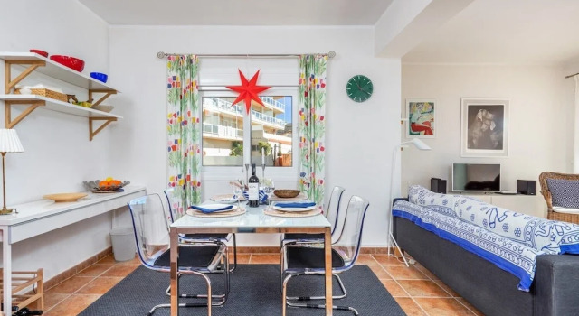 Lovely Beachfront Apartment with Sunny Balcony Ref 35