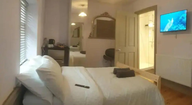 Коттедж 1700s Canalside Cottage Sleeps up to 12 Guests