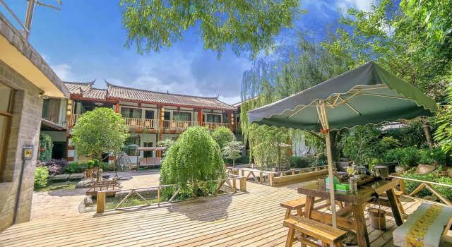 Lijiang Left Bank Holiday Inn