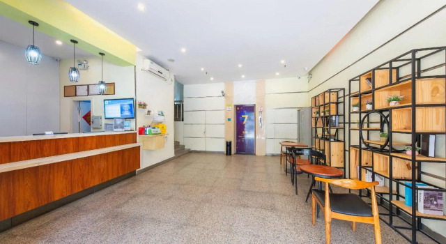 7 Days Inn (Zhanjiang Dingsheng Plaza Guanhai Promenade Branch), Boek Hotel Hotels in Guangdong met parkeren, Parkeren