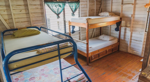 Кровать в общем номере с красивым видом из окна Bellas Backpackers San Ignacio