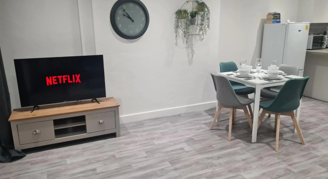 6 Bed sleeps 7, 1 mile from M54 i54 Jaguar Land Rover MOOG, Varaa Hotelli Wolverhampton West Midlands