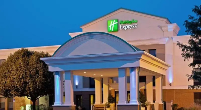 Кровать в общем номере Holiday Inn Express Indianapolis Airport by IHG