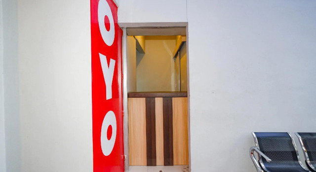 OYO 2545 Maddava House, Boek Hotel Solo. Central Java