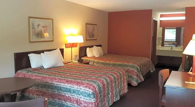 Четырёхместный номер Premium OYO Hotel Adairsville Hwy 140