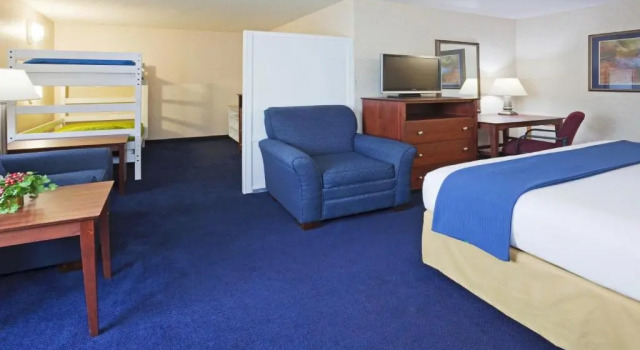 Семейный люкс Holiday Inn Express Deforest Madison Area by IHG