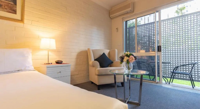 Студия Benson Court Motel