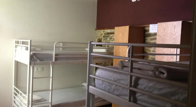 Кровать в общем номере Albergue Mayor