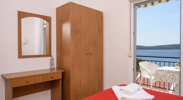 A2-apt w. Shared Pool & Balcony,next to the Beach, Забронировать Апартаменты/квартира Трогир 