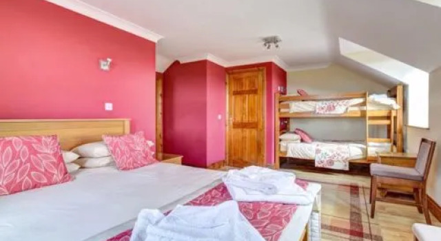 House Y Beudy Leontica, Buchen Sie Hotel Llangybi Gwynedd