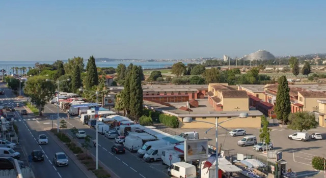 Апартаменты Superb apartment with terrace and sea view near beaches and city center