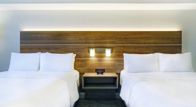 Четырёхместный номер Standard Holiday Inn Express Whitby Oshawa by IHG