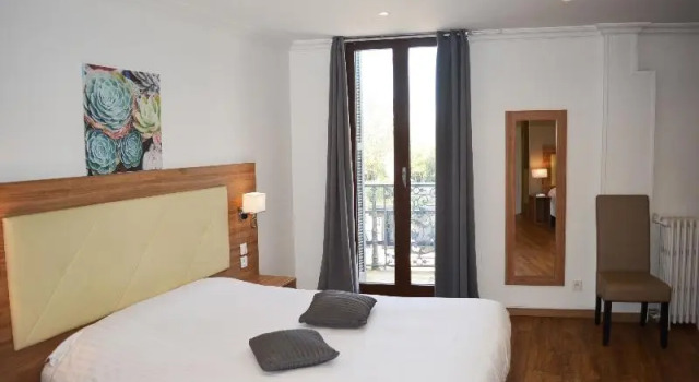 Номер Standard с балконом The Originals Boutique, Le Grand Hôtel Molière, Pézenas