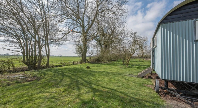 Sage Shepherds Hut, Boundary Farm Cottages, Book Landbrugsophold Hoteller i Framlingham med parkering, Parkering