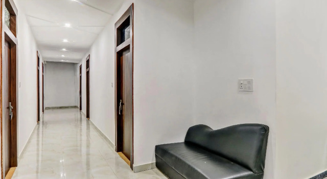 SPOT ON 82031 Hotel George K-19, Забронировать Отель Отели Аллахабад с парковкой, Парковка