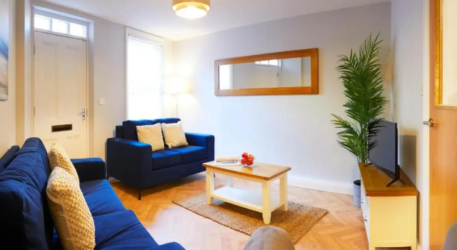 Коттедж Charming 4-Bed Townhouse on South Cliff