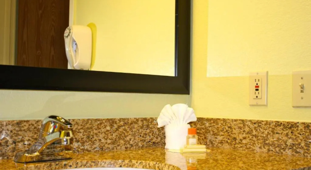 Номер Standard Days Inn by Wyndham Globe