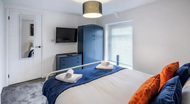 Stadium View 5-bed Retreat + Parking