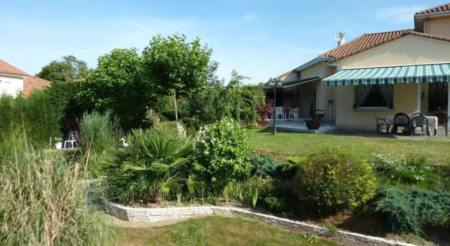 Chambres dHôtes de lAuraine, Забронировать Отель Лимож Haute-Vienne, рядом с Крытый стадион Зенит Лимож