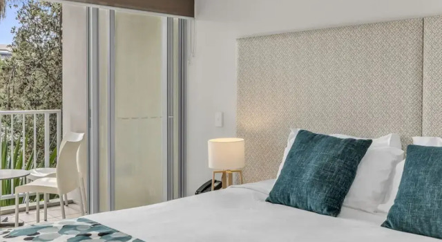 Люкс с 2 комнатами с видом на бассейн The Sand Resort Kingscliff - Holiday Management Co