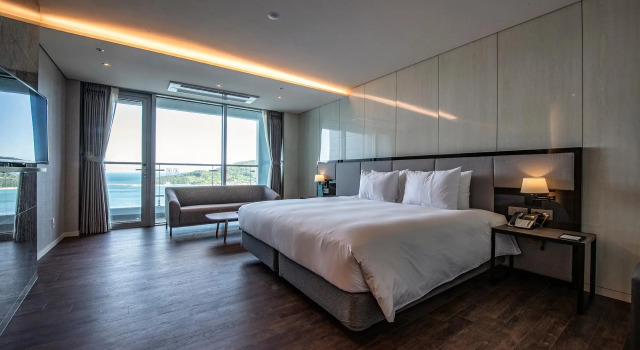 Номер Premier Ramada Suites by Wyndham Geoje
